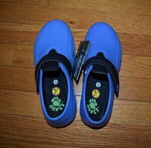 Dawgs Women's Sz 6 Ultralite Tracker shoes in Ciel Blue with Black